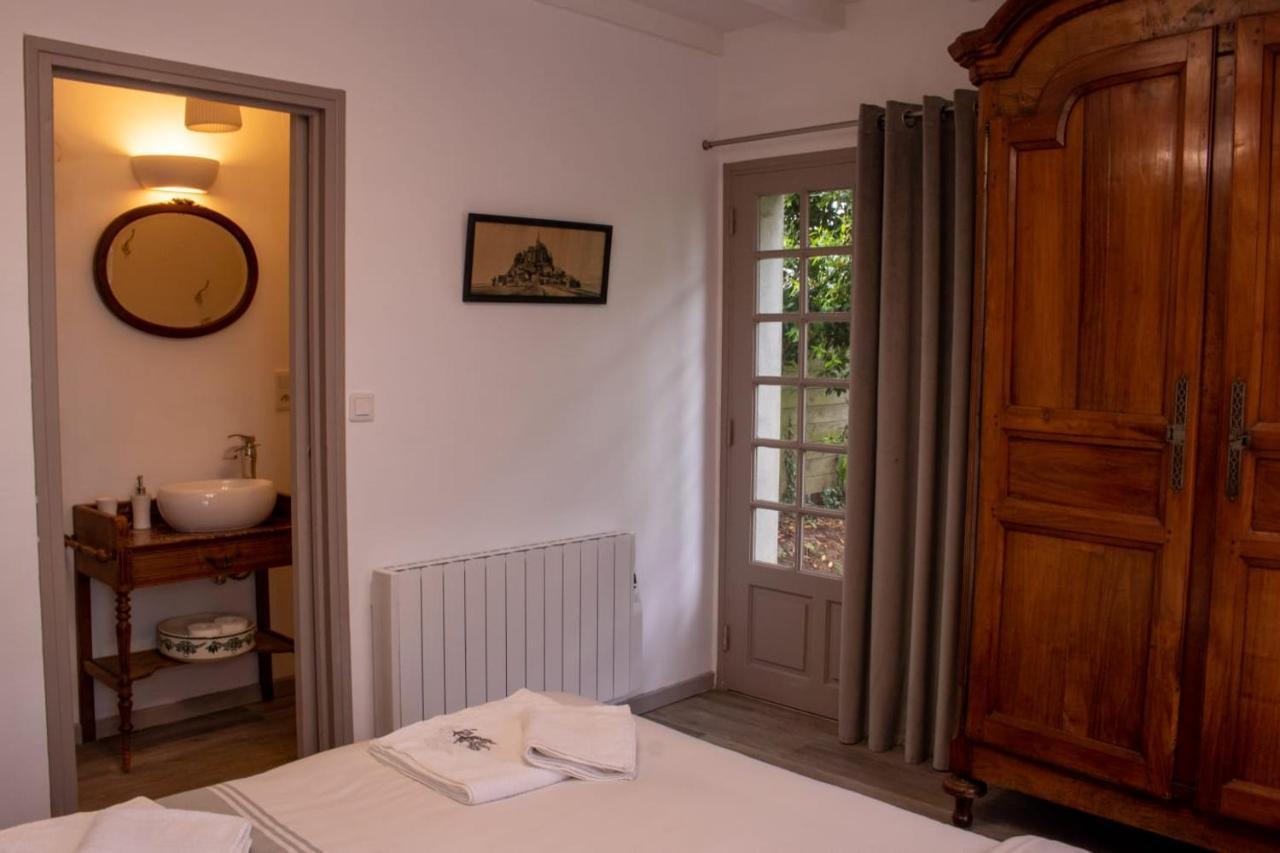 Une Suite Au Jardin Hyenville Luaran gambar